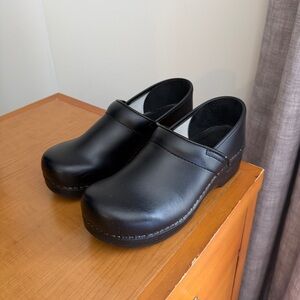 Dansko Professional Black Leather Clogs Women’s 9.5 (EU40)